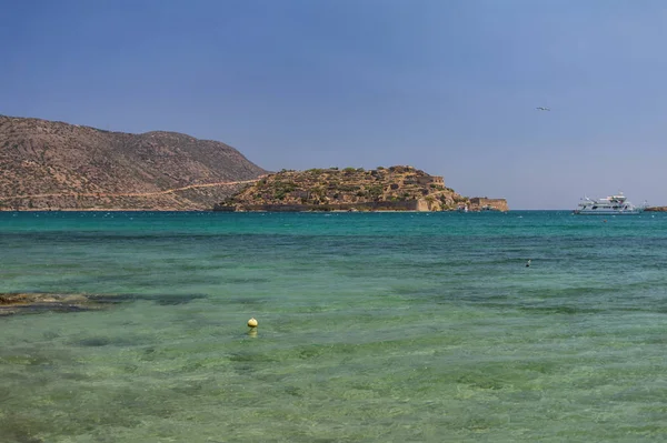 Isla Spinalonga en la bahía de Elounda de la isla de Creta en Grecia — Foto de Stock