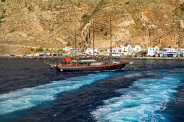 6.26.2013 - Santorini adası nın limanında tekne, Kiklad adası, Yunanistan