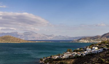 Girit adasında Kimirabello körfezi ve Elounda kasabasına manzara manzarası, Yunanistan