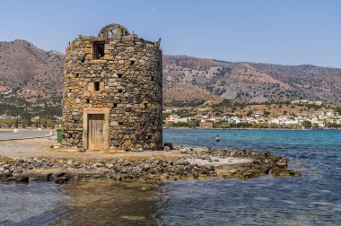 Elounda kasabasında ki yel değirmeni ve liman kalıntıları, Girit adası, Yunanistan