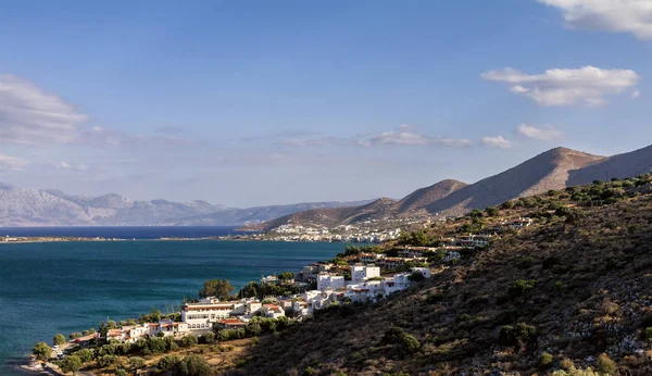 Vista panorámica de la bahía de Mirabello y la ciudad de Elounda en la isla de Creta, Grecia — Foto de Stock