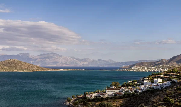 Vista panorámica de la bahía de Mirabello y la ciudad de Elounda en la isla de Creta, Grecia — Foto de Stock