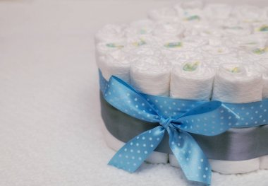 Küçük bir bebek için bebek bezi yığını