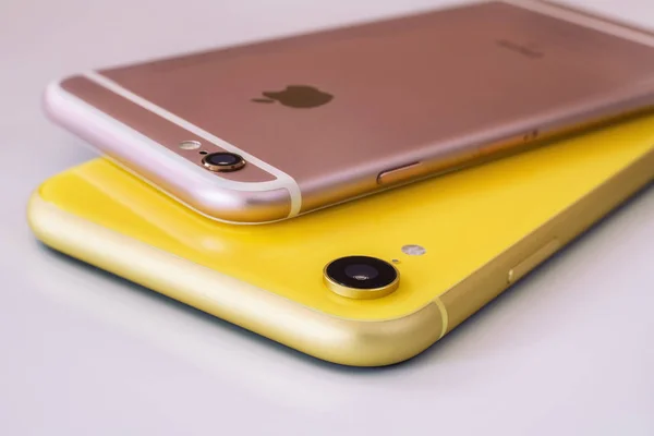 22.08.2019 Ukraine : Gros plan jaune iphone xr et rose iphone 6s sur fond isolé — Photo