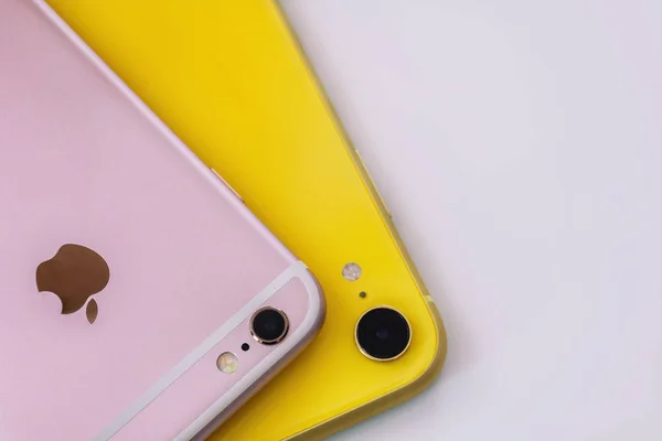 22.08.2019 Ukraine : Gros plan jaune iphone xr et rose iphone 6s sur fond isolé — Photo