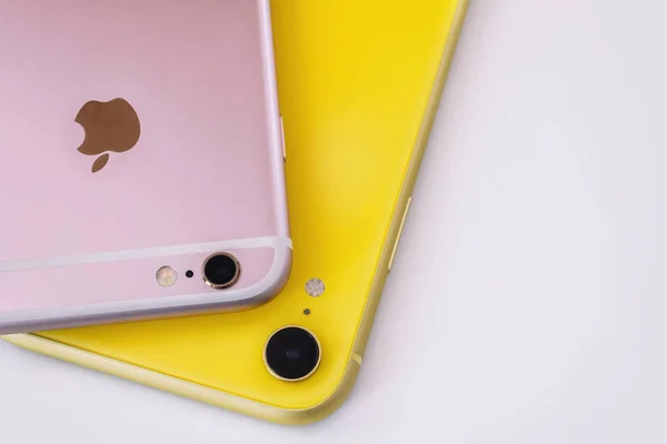22.08.2019 Ουκρανία: κοντινό πλάνο κίτρινο iPhone και ροζ iPhone 6s σε απομονωμένο φόντο — Φωτογραφία Αρχείου