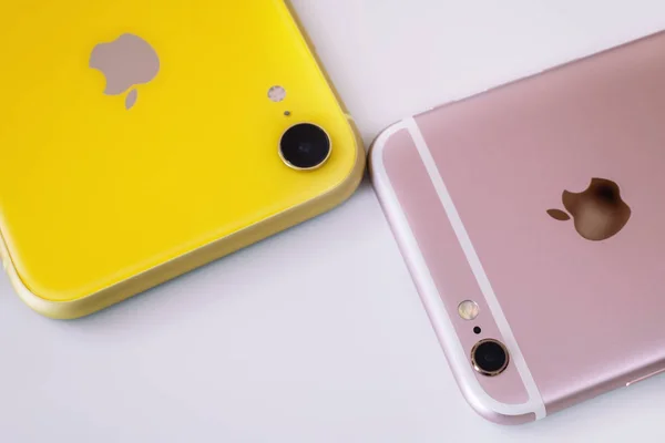 22.08.2019 Oekraïne: Close-up gele iPhone XR en roze iPhone 6s op geïsoleerde achtergrond — Stockfoto