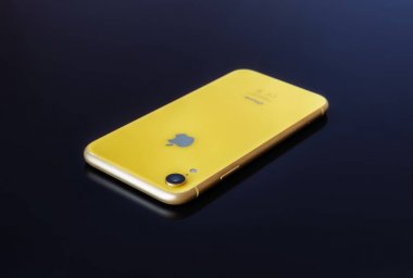 22.08.2019 Ukrayna: Izole arka planda closeup sarı iphone xr