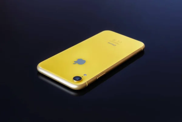 22.08.2019 Ukraine: Close-up gele iPhone XR op geïsoleerde achtergrond — Stockfoto
