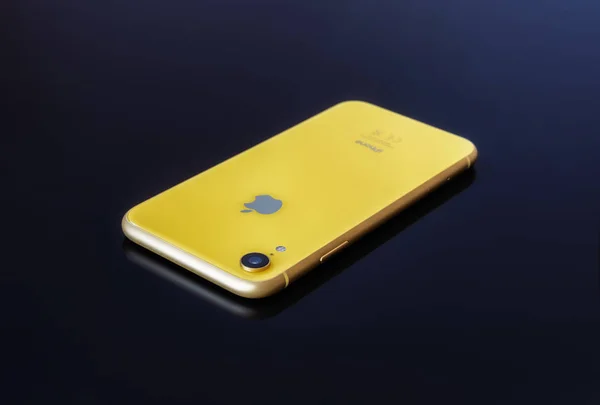 22.08.2019 Ucrania: Primer plano amarillo iphone xr sobre fondo aislado —  Fotos de Stock