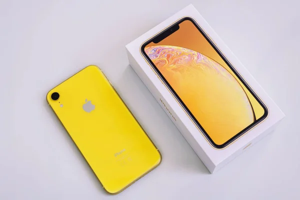 22.08.2019 Ουκρανία: κοντινό πλάνο κίτρινο iPhone για το απομονωμένο φόντο — Φωτογραφία Αρχείου