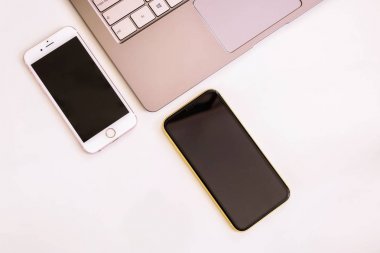 20.08.2019 Ukrayna: Bilgisayarın bir parçası ile izole arka planda closeup sarı iphone xr ve pembe iphone 6s