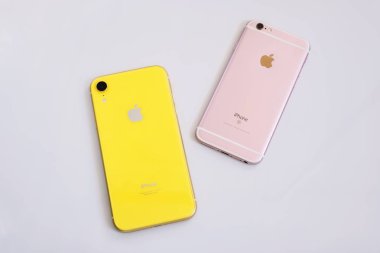 08.20.2019 - Kiev, Ukrayna: Pembe iphone 6s ve sarı iphone Xr