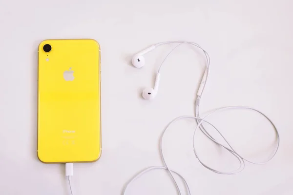 08.20.2019 - Kiev, Ukrayna: Kulaklıklı sarı iphone Xr — Stok fotoğraf