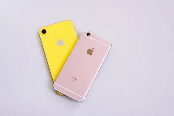 8.20.2019 - Kiev, Ucrania: Rosa iphone 6S y amarillo iphone XR —  Fotos de Stock