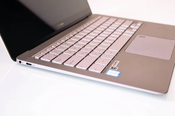 22.08.2019 - Kiev, Ukrayna: İnce dizüstü Asus Zenbook