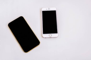 08.20.2019 - Kiev, Ukrayna: Pembe iphone 6s ve sarı iphone Xr