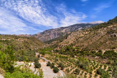 Güzel manzaralı dağ üzerinde Güney Girit yolu. Girit adası, Yunanistan