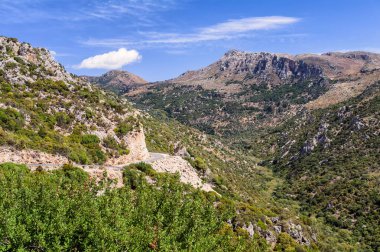 Güzel manzaralı dağ üzerinde Güney Girit yolu. Girit adası, Yunanistan