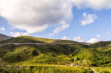Güney Girit adasında bulunan rüzgar türbini, Yunanistan