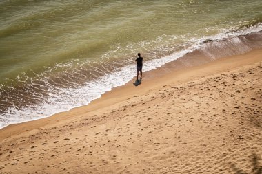 Sonbahar zamanı Sanzhiika plajında resim gibi manzara. Odessa, Ukrayna