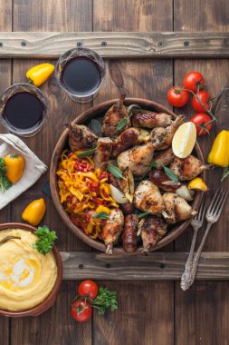 Baharatlı Fırında tavuk sosis, adaçayı ve limon ile. Üstten görünüm.