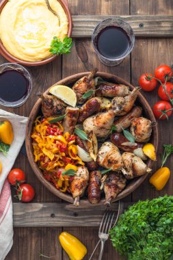 Baharatlı Fırında tavuk sosis, adaçayı ve limon ile. Üstten görünüm.