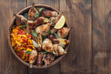 Sosis, adaçayı ve limon ile pişmiş tavuk budu. Üstten görünüm. Boşaltmak