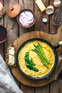 Frittata yeşil kuşkonmaz, bezelye kızartma tavası, üstten görünüm, rustik tarzı ile