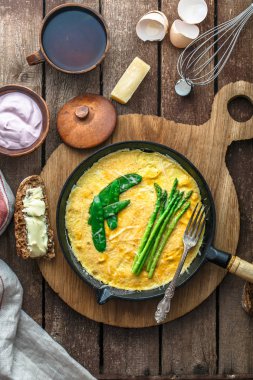Frittata yeşil kuşkonmaz, bezelye kızartma tavası, üstten görünüm, rustik tarzı ile