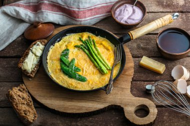 Yeşil kuşkonmaz, bezelye kızartma tavası, üstten görünüm, rustik tarzı omlet