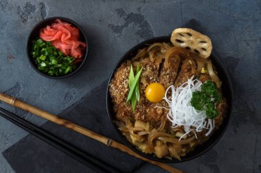 Katsudon pirinç kızarmış domuz, Japon mutfağı ile tepesinde