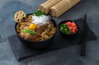 Kızarmış domuz pirzola Katsudon, tonkatsu donburi, Japon mutfağı ile tepesinde tabağı