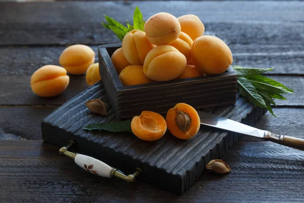 Délicieux Abricots Mûrs Dans Une Boîte Bois Sur Table Close — Photo