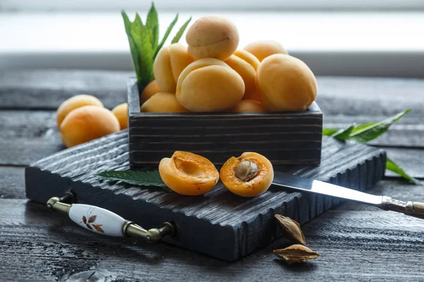 Délicieux Abricots Mûrs Dans Une Boîte Bois Sur Table Close — Photo