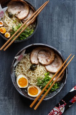 Domuz eti, yumurta ve Frenk soğanı ile Japon ramen çorbası