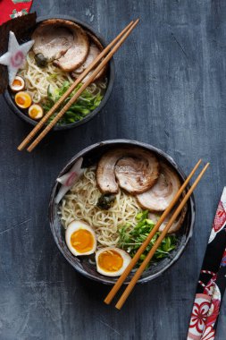 Domuz eti, yumurta ve Frenk soğanı ile Japon ramen çorbası