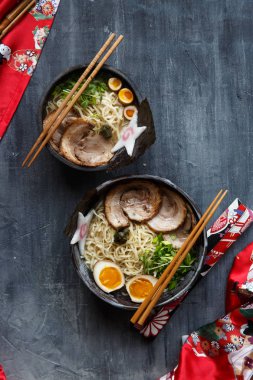 Ramen mikser ile domuz eti, yumurta ve Frenk soğanı, üstten görünüm