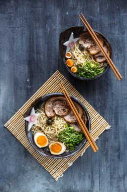Domuz eti, yumurta ve Frenk soğanı ile Japon ramen çorbası