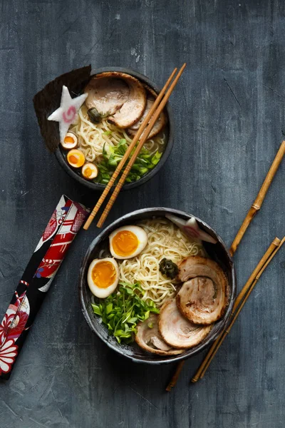 Domuz eti, yumurta ve Frenk soğanı ile miso ramen çorbası