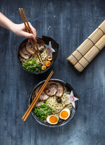 Main avec baguettes essayer ramen miso — Photo