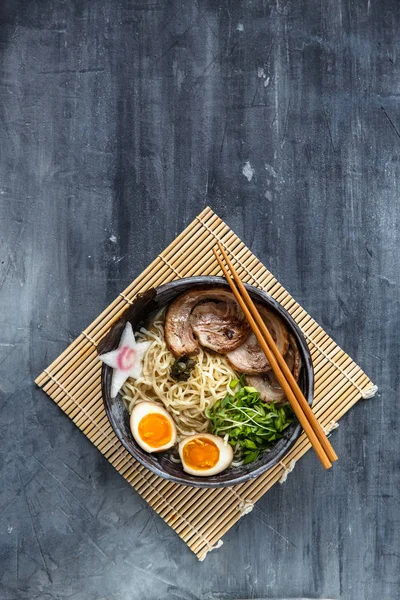 Miso ramen bol avec chasu, oeuf, daikon, copyspace — Photo