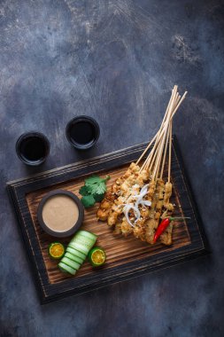 Tavuk Satay veya Sate Ayam - Malezya ünlü gıda. Terbiyeli, saptırılmış ve ızgara et, fıstık sos ile bir yemektir. Üstten görünüm tasarlamak