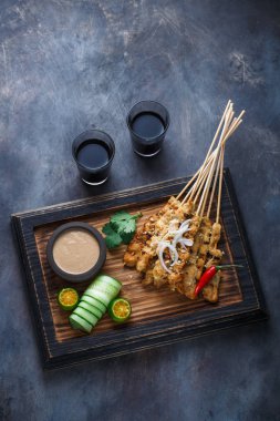 Tavuk Satay veya Sate Ayam - Malezya ünlü gıda. Terbiyeli, saptırılmış ve ızgara et, fıstık sos ile bir yemektir. Üstten görünüm tasarlamak