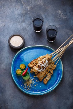 Endonezya tavuk şiş sate fıstık sos ve salata, en iyi görünümü, boşaltmak