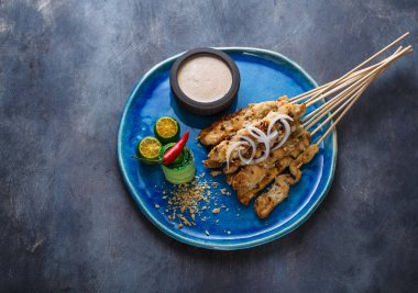 Satay ayam veya Malezya et şiş ile fıstık saucem boşaltmak