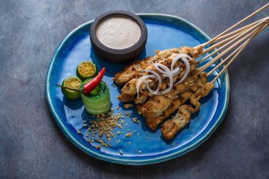 Fıstık sosu ile doyurmak ayam veya tavuk şiş görünümü Kapat