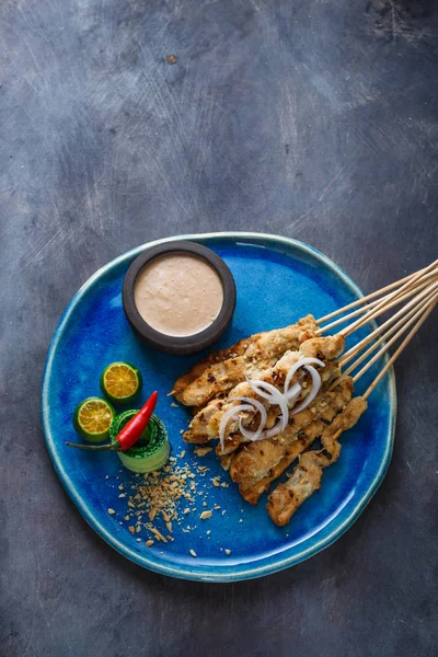 Endonezya tavuk şiş sate fıstık sos ve salata, en iyi görünümü, boşaltmak