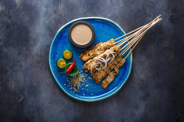 Endonezya tavuk şiş sate fıstık sos ve salata, en iyi görünümü, boşaltmak