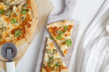 peynirli pizza enginar ve roka ile görünümünü kapat